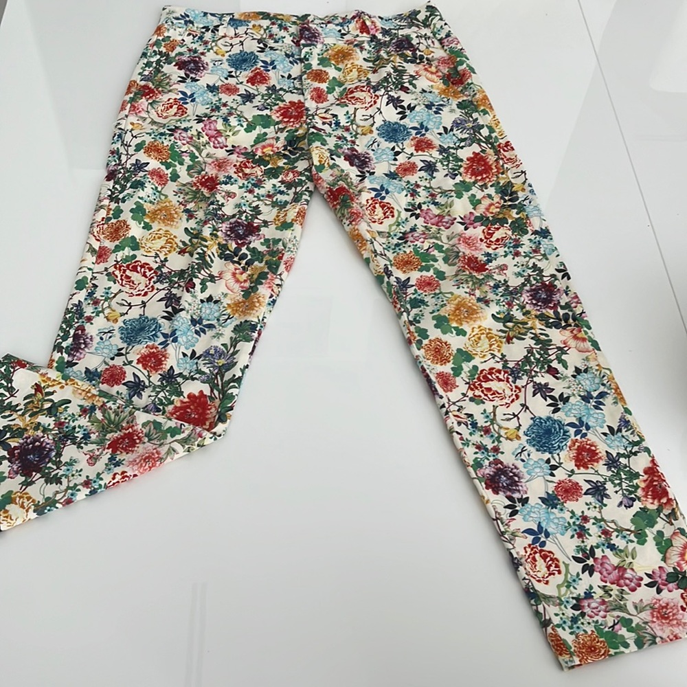 Flowery patterns elegant pants.